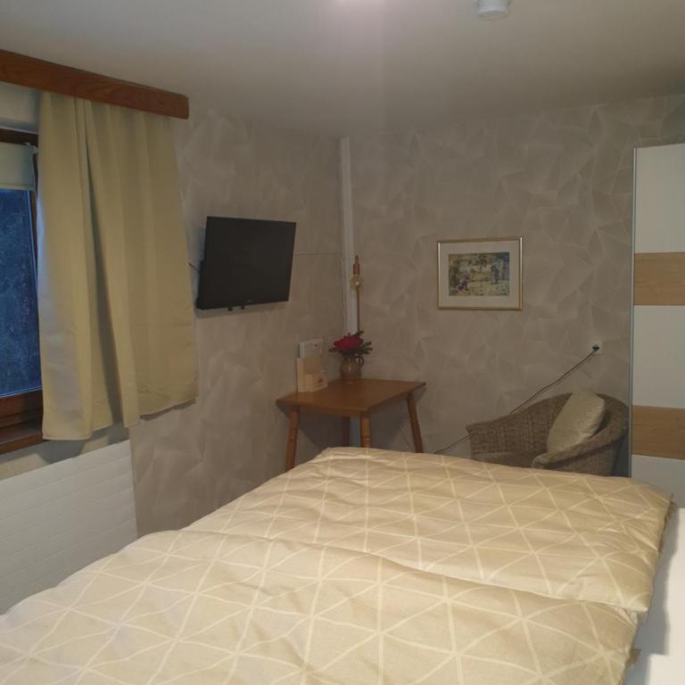 Haus Geigenmacher - Standard Doppelzimmer mit Gemeinschaftsbad - 6