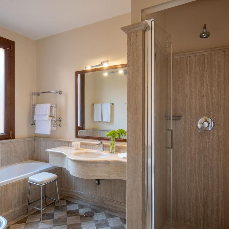 Hotel Mozart - Camera Superior Matrimoniale/Doppia con Letti Singoli - Via dei Greci 23 - 10