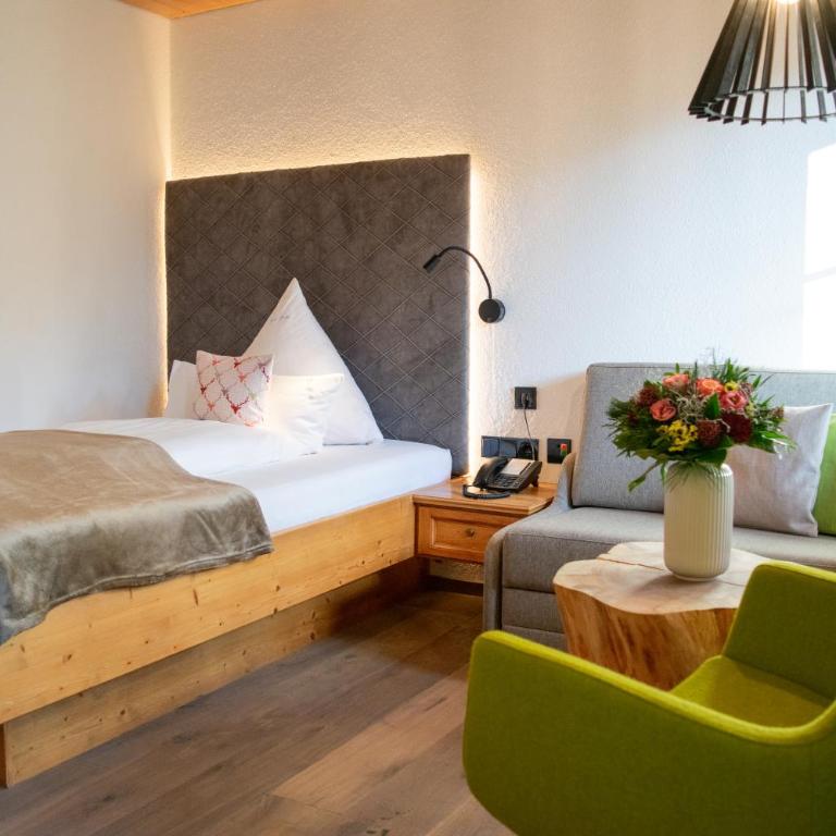 Hotel Bad Rain mit Oberstaufen PlusGolf - Deluxe Einzelzimmer mit Balkon und Bergblick - 2
