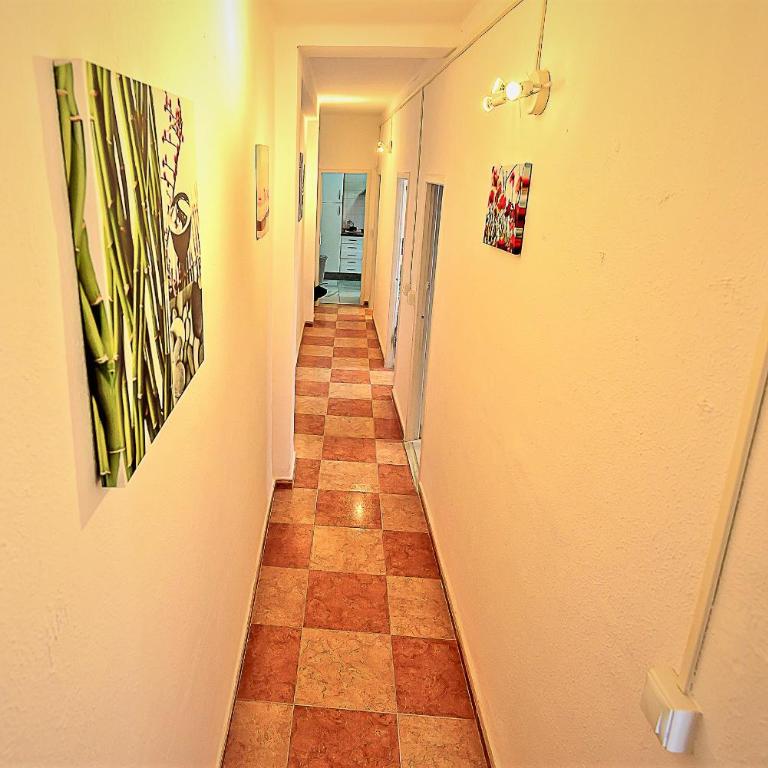 Plaza Polvorista 4-Bedroom Apartment w Balcony - Apartamento con balcón - 4