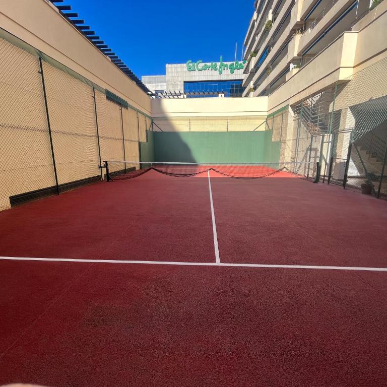 Heart of Puerto Banus newly renavated Free parking , WIFi ,Pool,Gym,Padel court - Apartamento de 1 dormitorio - 8