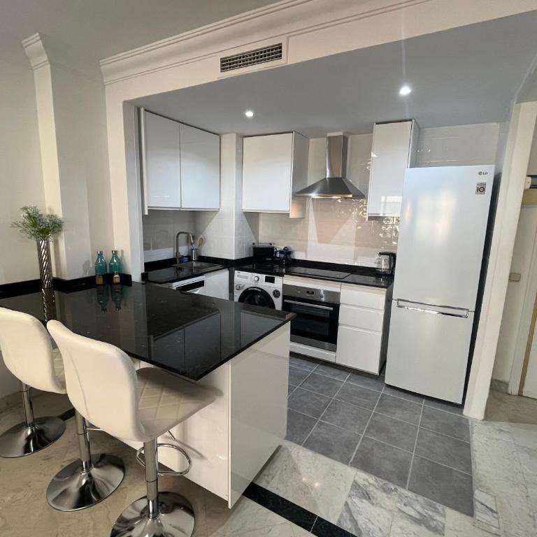 Heart of Puerto Banus newly renavated Free parking , WIFi ,Pool,Gym,Padel court - Apartamento de 1 dormitorio - 2