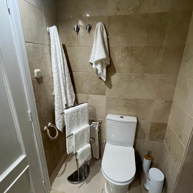 Heart of Puerto Banus newly renavated Free parking , WIFi ,Pool,Gym,Padel court - Apartamento de 1 dormitorio - 6