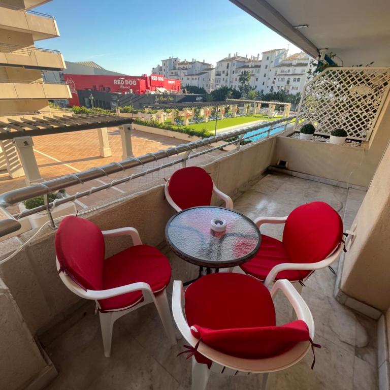 Heart of Puerto Banus newly renavated Free parking , WIFi ,Pool,Gym,Padel court - Apartamento de 1 dormitorio - 1
