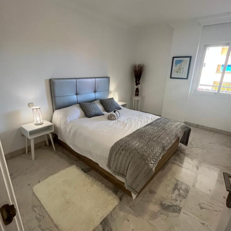 Heart of Puerto Banus newly renavated Free parking , WIFi ,Pool,Gym,Padel court - Apartamento de 1 dormitorio - 4