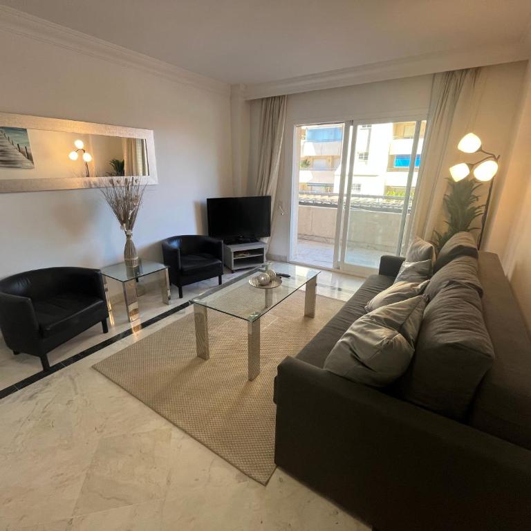 Heart of Puerto Banus newly renavated Free parking , WIFi ,Pool,Gym,Padel court - Apartamento de 1 dormitorio - 3