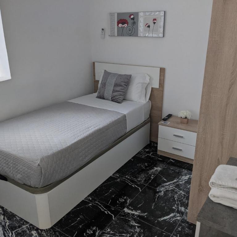 Pension Susita - Single Room with Shared Bathroom - 1