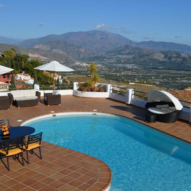Stunning Villa with beautiful views and private pool - Three-Bedroom Villa - 15