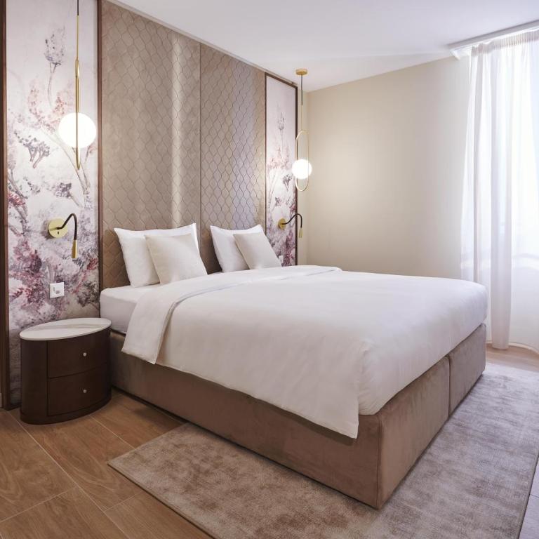 Vista Lakefront Boutique Hotel - Premium King Room with Lake View and Balcony - 1