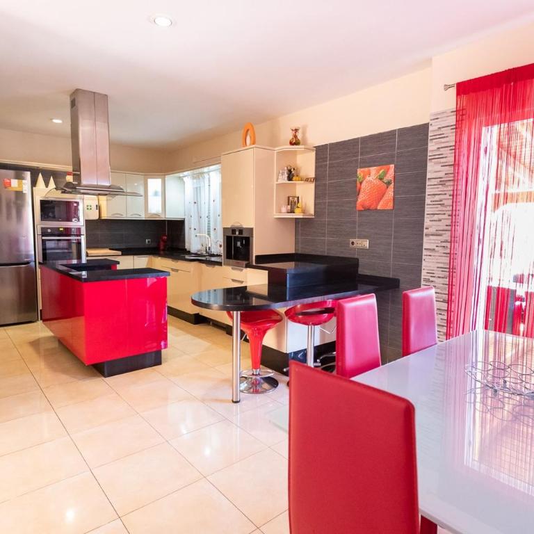 Villa with private pool and magnificent views - Villa - 11