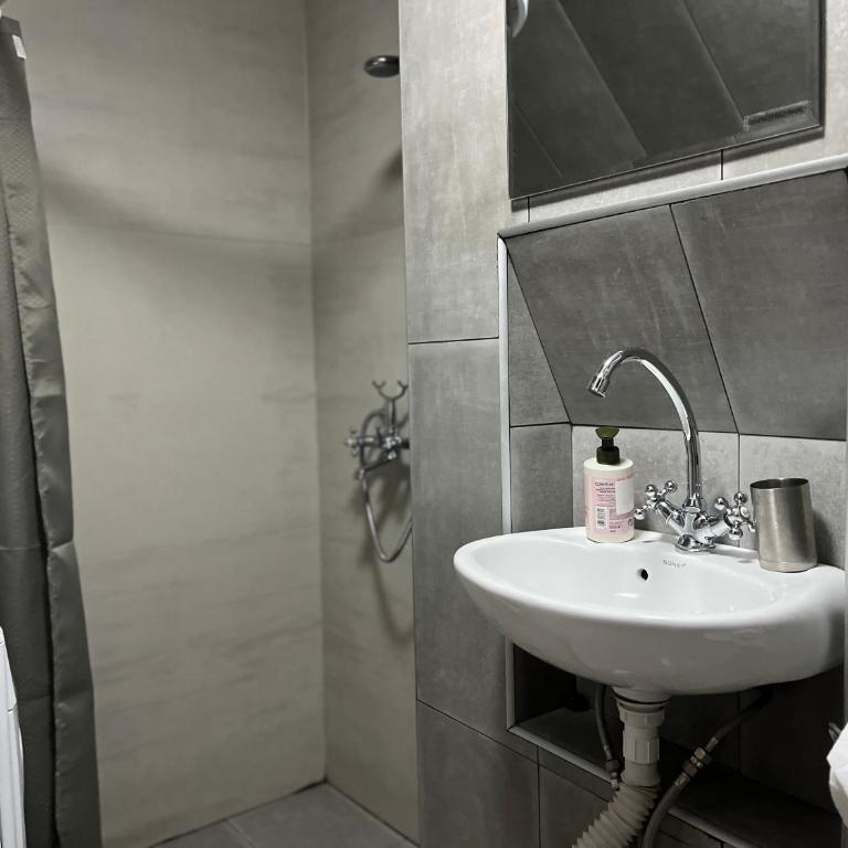 HealthyStudio512 Apartments - Double Room with Extra Bed - 13