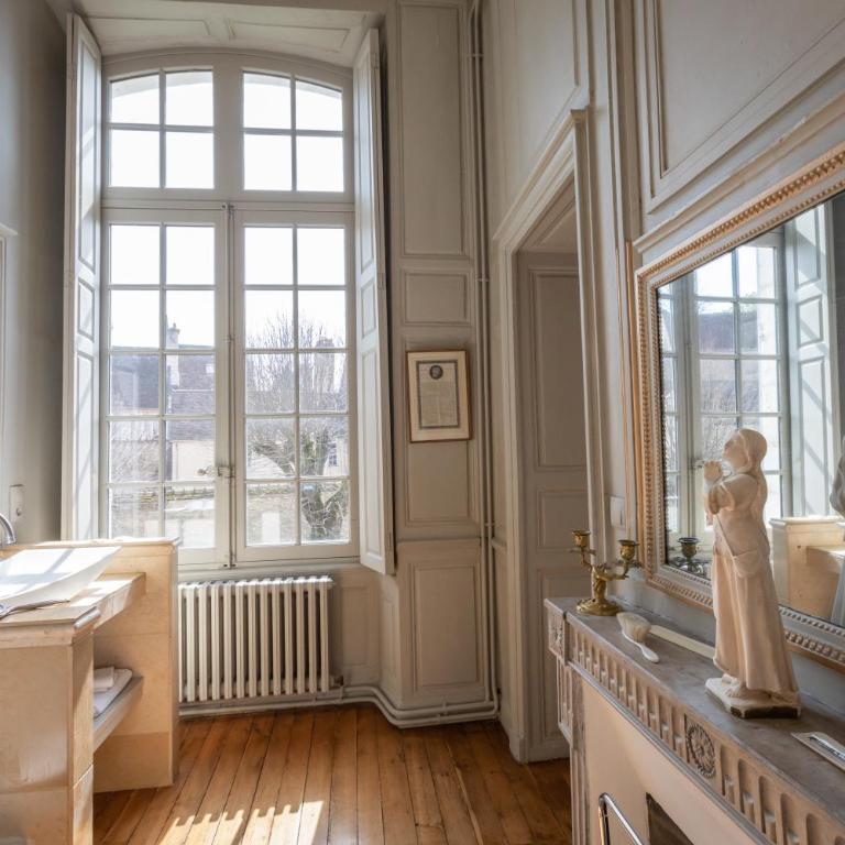 L'Hotel de Panette, Un exceptionnel château en coeur de ville - parking privé cour - Suite Prince Charles de Bourbon - 9