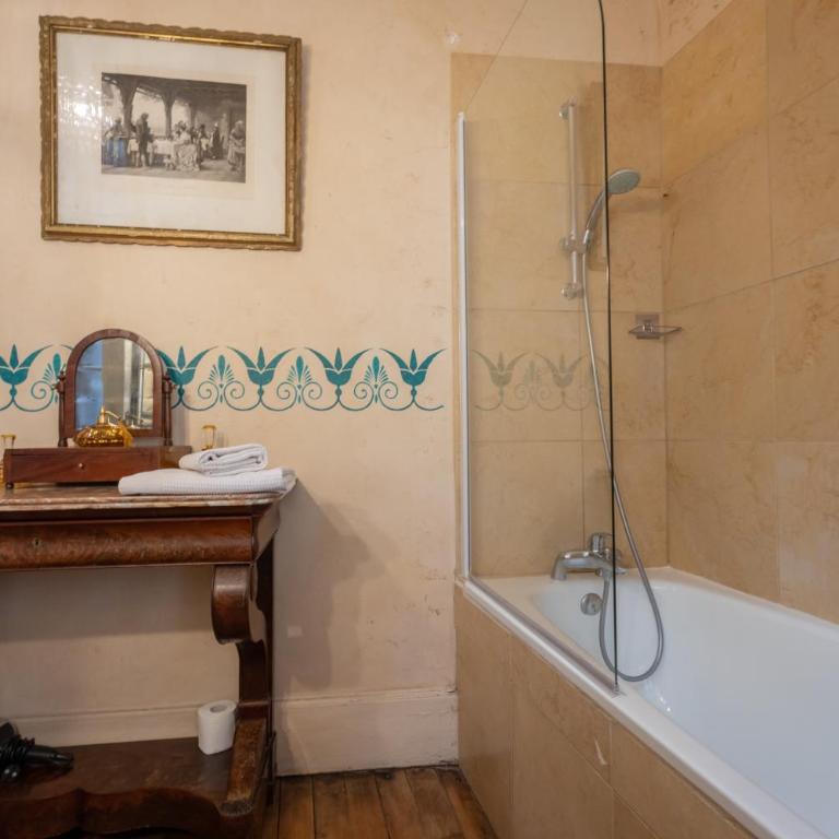 L'Hotel de Panette, Un exceptionnel château en coeur de ville - parking privé cour - Chambre Double ou Lits Jumeaux « Le Marquis de Tristan » - 15