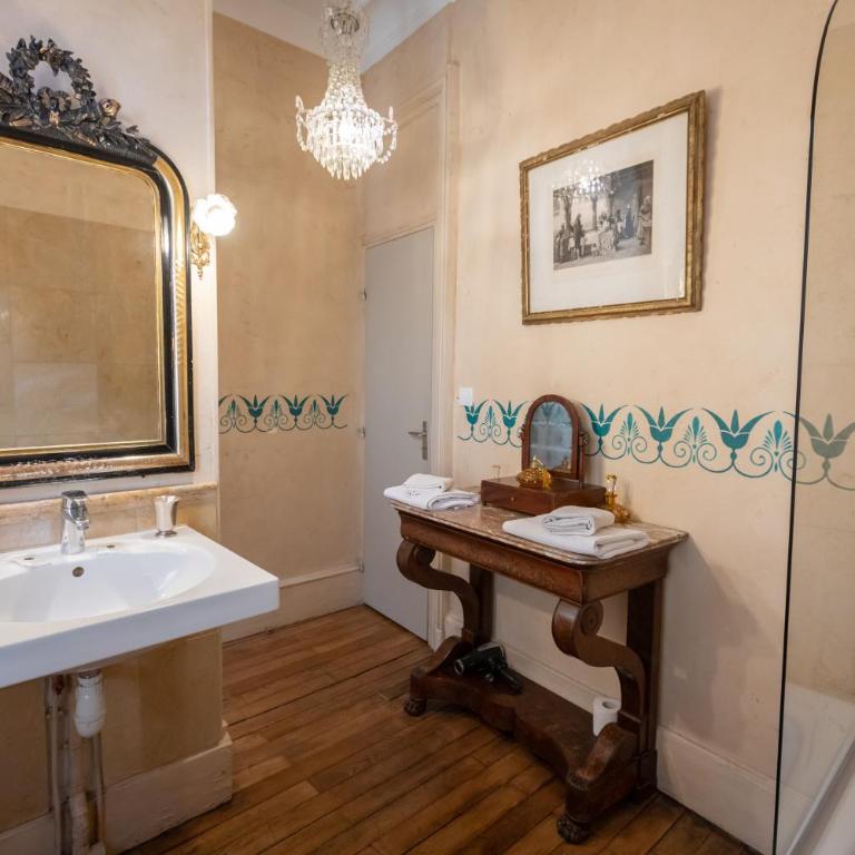 L'Hotel de Panette, Un exceptionnel château en coeur de ville - parking privé cour - Chambre Double ou Lits Jumeaux « Le Marquis de Tristan » - 13