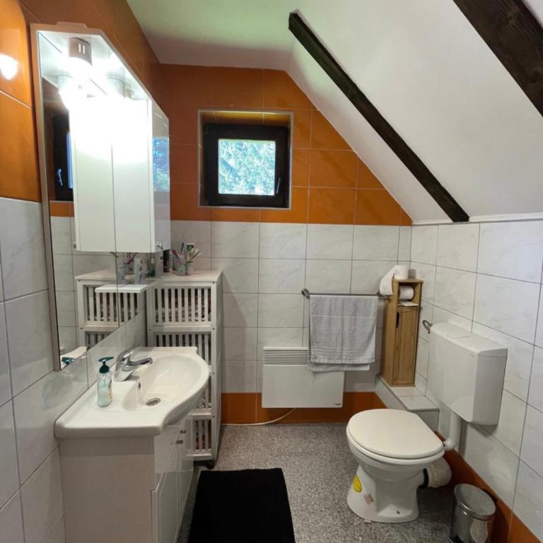 Mountain House 1984 - Three-Bedroom House - 13
