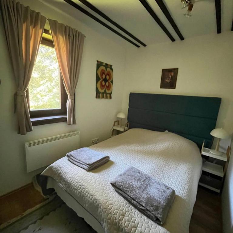 Mountain House 1984 - Three-Bedroom House - 8