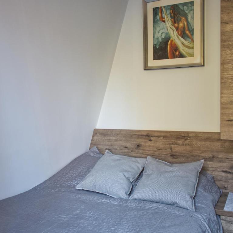 ATTIC 7 - One-Bedroom Apartment - 9