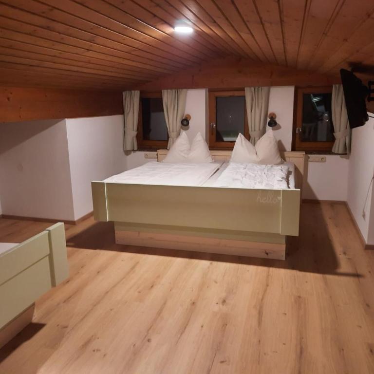 Rosi`s - Gemütliches Dachzimmer mit geringerer Raumhöhe - 2