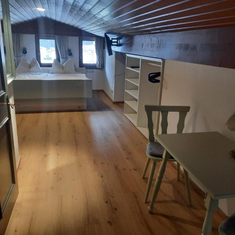 Rosi`s - Gemütliches Dachzimmer mit geringerer Raumhöhe - 1