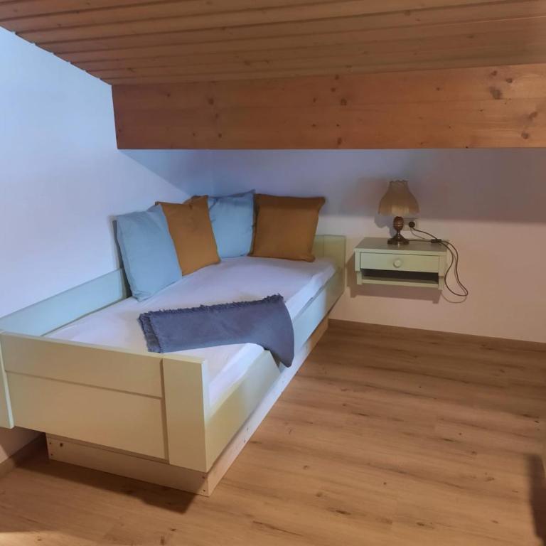 Rosi`s - Gemütliches Dachzimmer mit geringerer Raumhöhe - 3