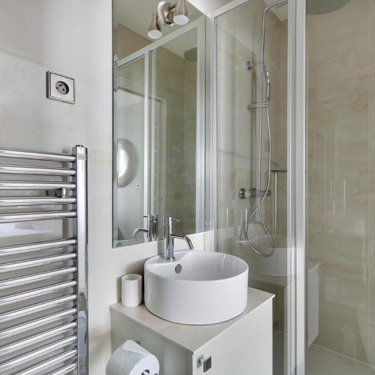 Pick A Flat's Apartments in Montmartre - Rue Lepic - Appartement 3 Chambres - 14