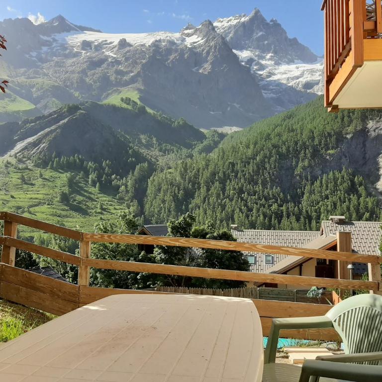 Mountain Lodge in Alps-chez Philippe, Panoramic-Village, Renting, view over Glaciers - N°101 Cosy apartment MARMOTTE with connected rooms with private terrace and glacier view - 5