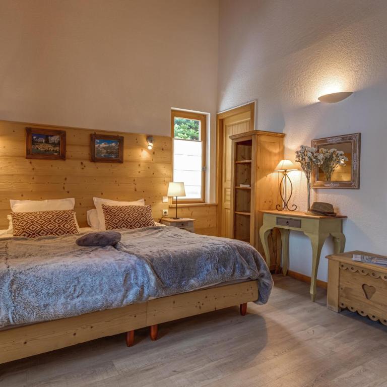 Mountain Lodge in Alps-chez Philippe, Panoramic-Village, Renting, view over Glaciers - Chalet CHEVREUIL N°9 Two Bedroom with private terrace and glacier view - 4