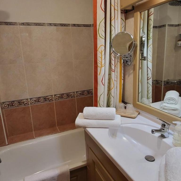 Mountain Lodge in Alps-chez Philippe, Panoramic-Village, Renting, view over Glaciers - N°101 Cosy apartment MARMOTTE with connected rooms with private terrace and glacier view - 8