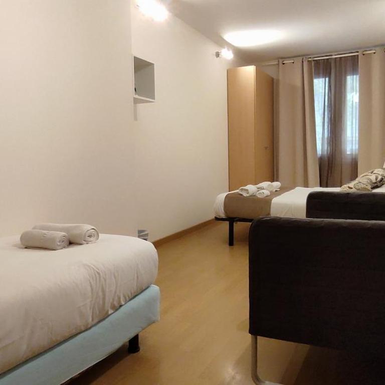 Guest House Barcelona Bruc - Classic Triple Room with Private External Bathroom - 7