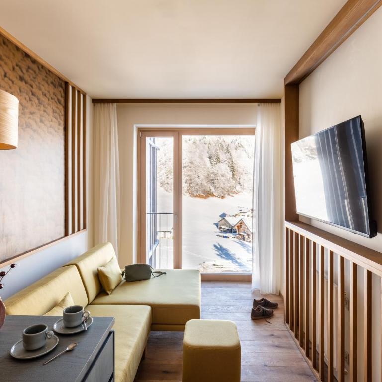 Falkensteiner Family Hotel Montafon - The Leading Hotels of the World - Suite mit Panoramablick und Balkon - 2