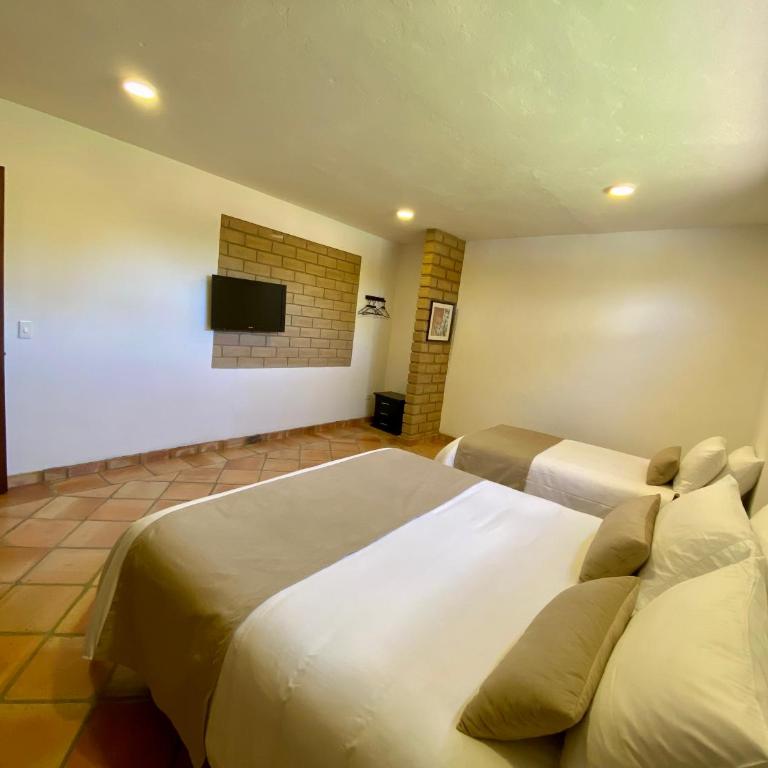 Hotel Alandalus - Deluxe Triple Room - 9