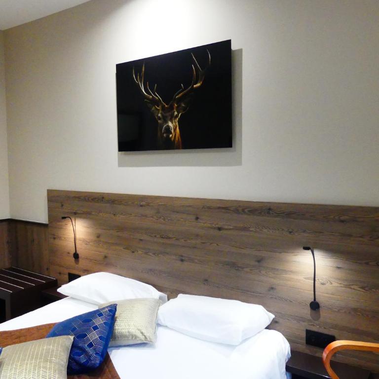 Logis Hotel Des Bains - Chambre Familiale - Hébergement Accessible Uniquement par des Escaliers - 1