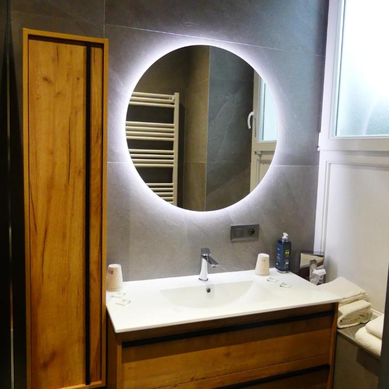 Logis Hotel Des Bains - Chambre Familiale - Hébergement Accessible Uniquement par des Escaliers - 3