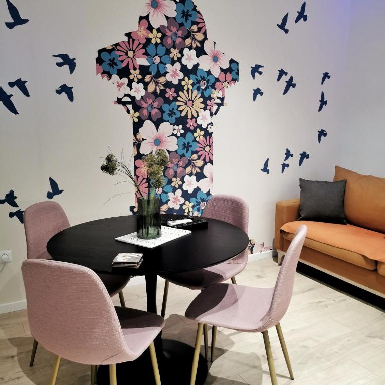 Blue and Rose Cozy - Quiet in the Best Location - Self Check-in - 5th Floor with Elevator - Apartment with Balcony - 5