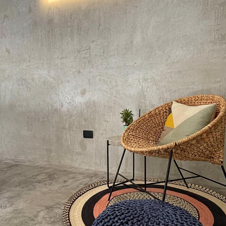 LOTE4 - LGBTQ Studios - Deluxe King Studio - 6