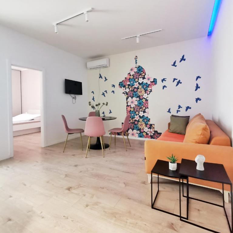 Blue and Rose Cozy - Quiet in the Best Location - Self Check-in - 5th Floor with Elevator - Apartment with Balcony - 7