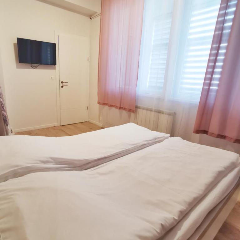 Blue and Rose Cozy - Quiet in the Best Location - Self Check-in - 5th Floor with Elevator - Apartment with Balcony - 2