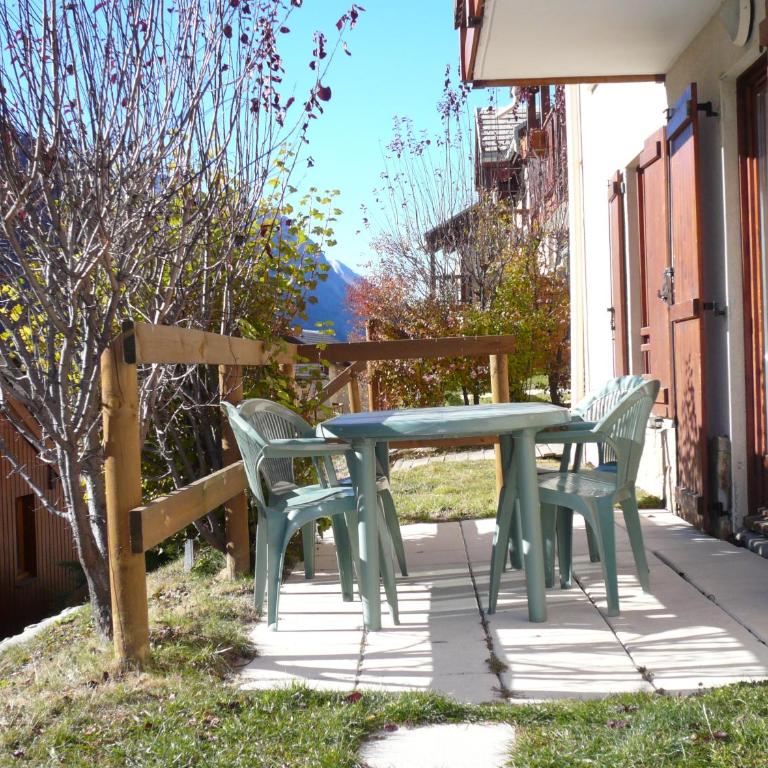 Mountain Lodge in Alps-chez Philippe, Panoramic-Village, Renting, view over Glaciers - Chalet BOUQUETIN n°4 Two bedroom with private terrace and glacier view - 9