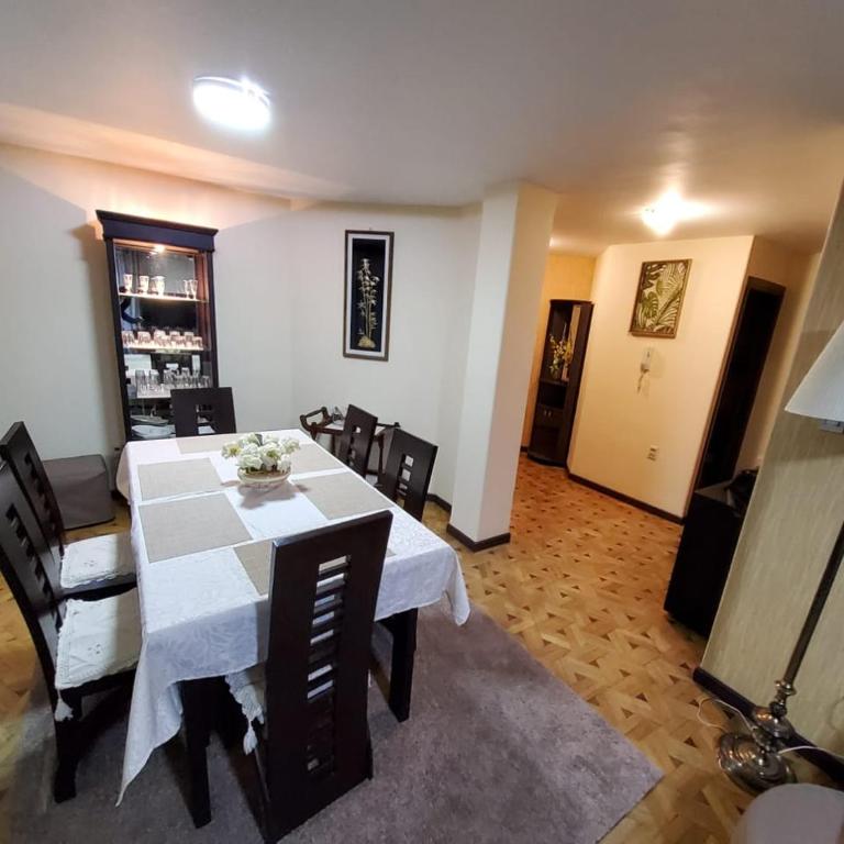 Excelente, cómodo departamento con perfecta ubicación - Three-Bedroom Apartment - 7