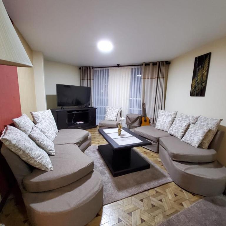 Excelente, cómodo departamento con perfecta ubicación - Three-Bedroom Apartment - 10