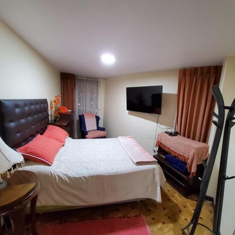 Excelente, cómodo departamento con perfecta ubicación - Three-Bedroom Apartment - 11