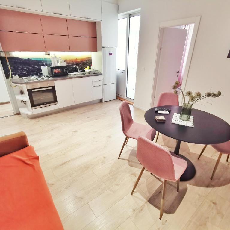 Blue and Rose Cozy - Quiet in the Best Location - Self Check-in - 5th Floor with Elevator - Apartment with Balcony - 8