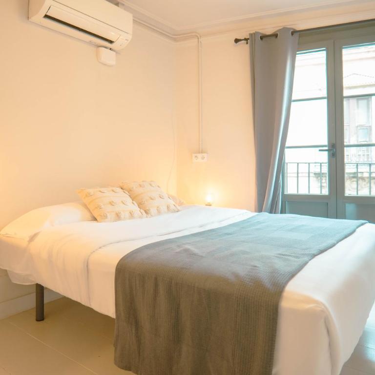 Smartr Barcelona Ramblas - Three-Bedroom Apartment - 16