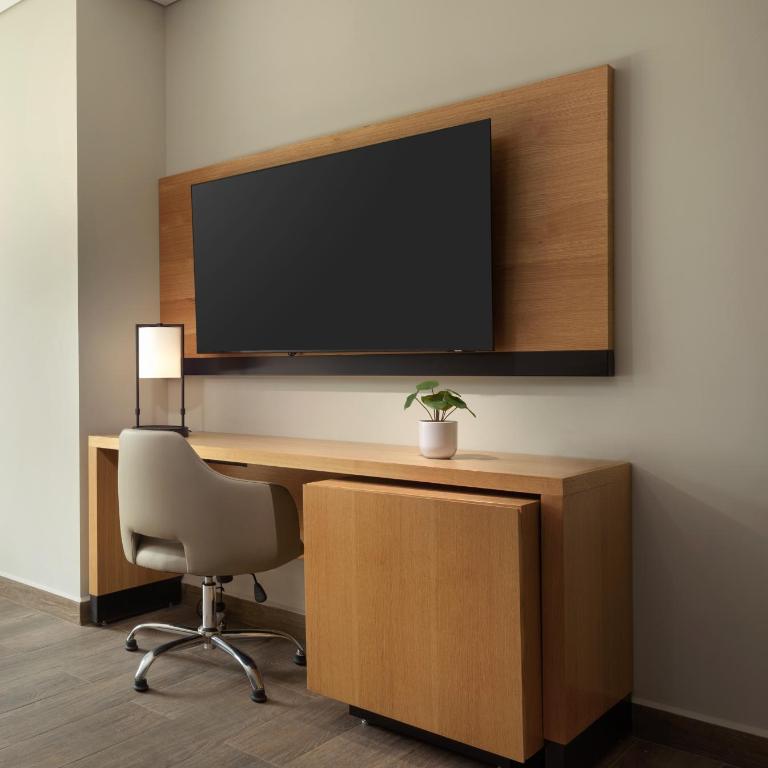 Hyatt Place Monterrey Valle - King Room with Sofa Bed and Roll-In Shower - Disability Access - 2