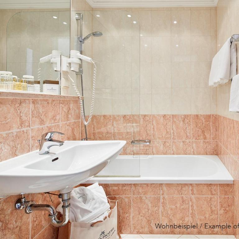 Grand Hotel Zell am See - Comfort Doppelzimmer mit seitlichem Seeblick und Balkon - 3