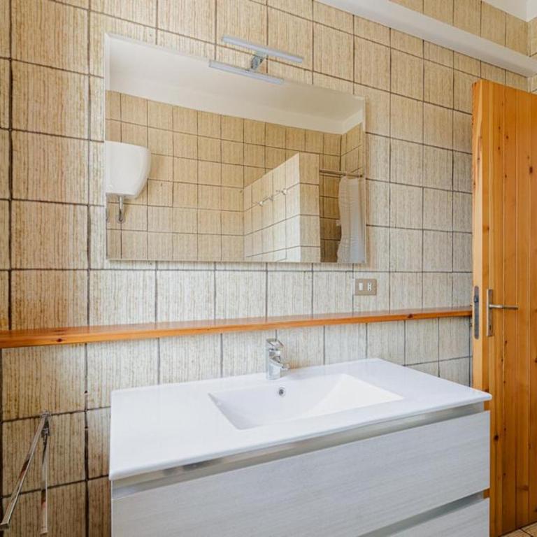Incantevole appartamento con terrazza vista Monte Conero ombrellone con due lettini inclusi - Three-Bedroom House - 7