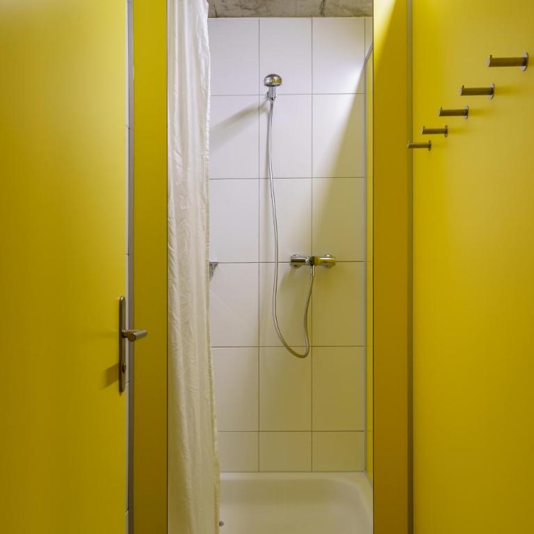 Backpackers Villa Sonnenhof - Hostel Interlaken - Dreibettzimmer - 7