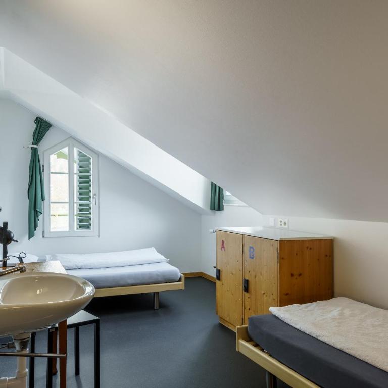 Backpackers Villa Sonnenhof - Hostel Interlaken - Zweibettzimmer mit Gemeinschaftsbad - 6