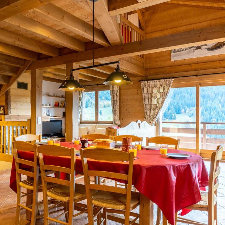 Chalet mitoyen 3 étoiles à La Clusaz, 500m des pistes, 10 pers, terrasse, cheminée, garage, WiFi - FR-1-459-186 - Chalet - 3
