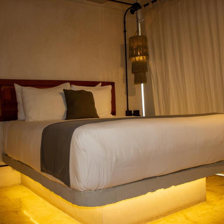 Caribbean Paradise Hotel & Spa - 5th Avenue - Deluxe Queen Room with Balcony - 10
